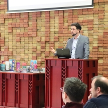 Lukács Vilmos István a társasjátékok a gyülekezetépítésben témakörben tart előadást