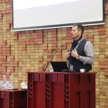 Járay Márton előadása a lelkészek között végzett felmérésről tart előadást 