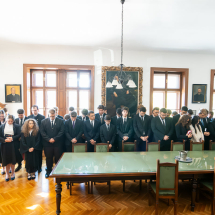 A KPTI hallgatói imádkoznak istentisztelet előtt